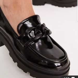Urban Revivo chunky loafer with chain detail in black